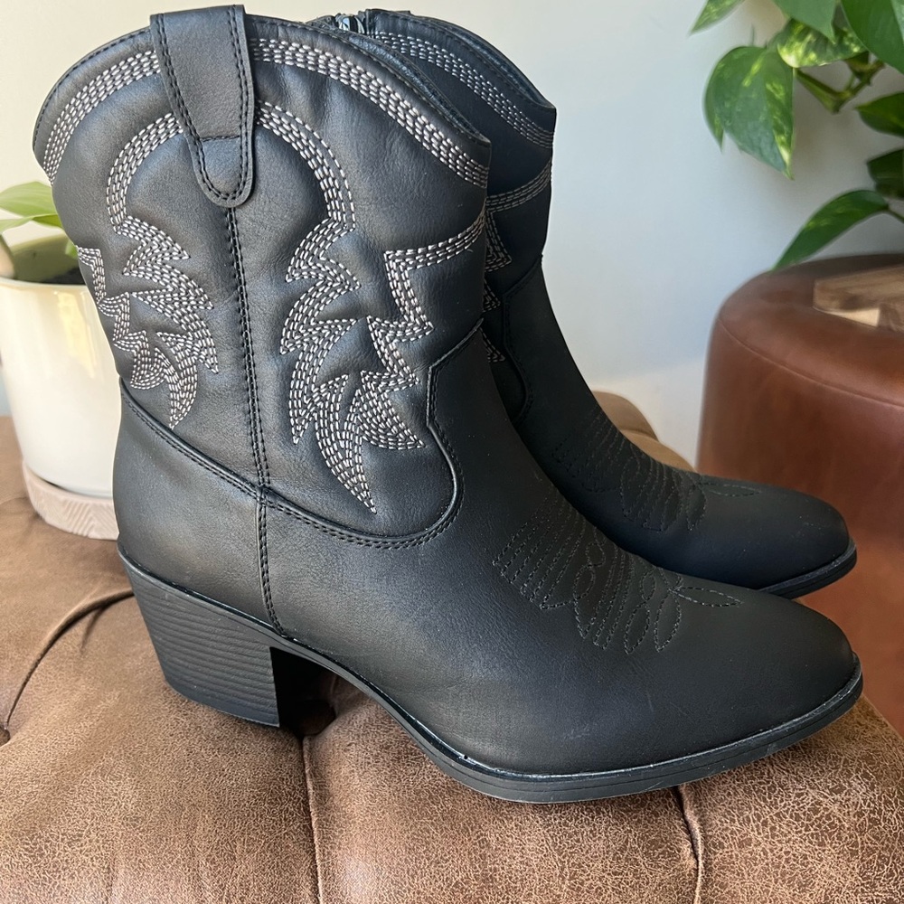 Global Win Black Western Ankle Boots with Contrast Stitching